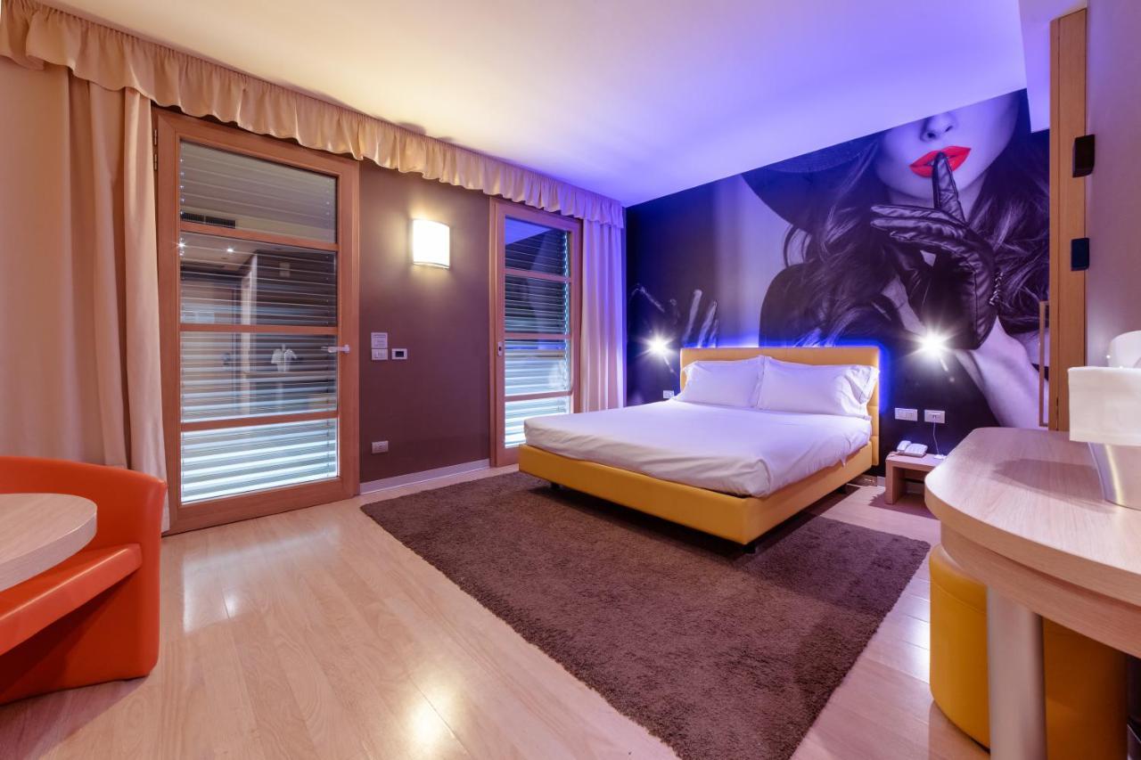 Motel Hotel Piranha Cameriano Dış mekan fotoğraf